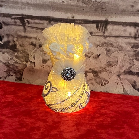 Vintage Lace Rhinestone Embellished Night Ambiance Lighted Decor Vase - Picture 4 of 15